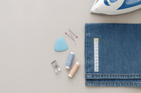 Bannière tutoriel : faire un ourlet de pantalon, jean large avec mètre ruban, épingles et fer à repasser
