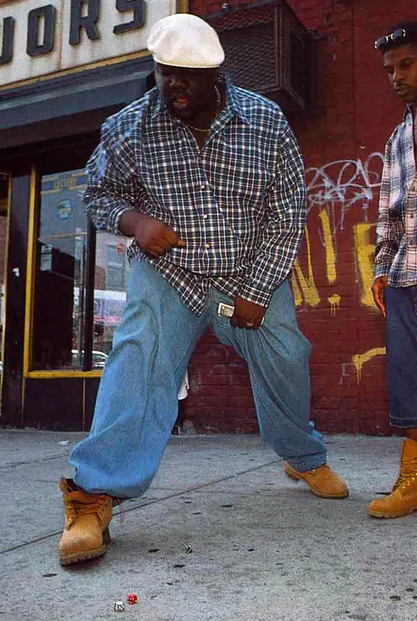 Histoire et Influence du Jean Baggy : De la Rue au Streetwear Moderne